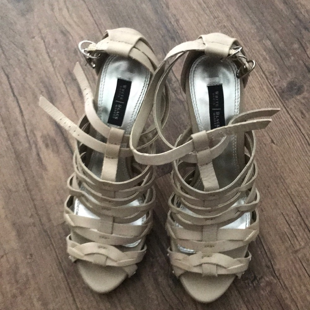 White House black market 4 inch taupe heel